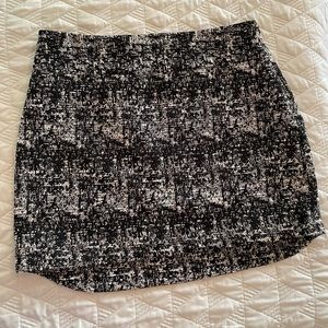 BANANA REPUBLIC MINI SKIRT (12); black/white tweed